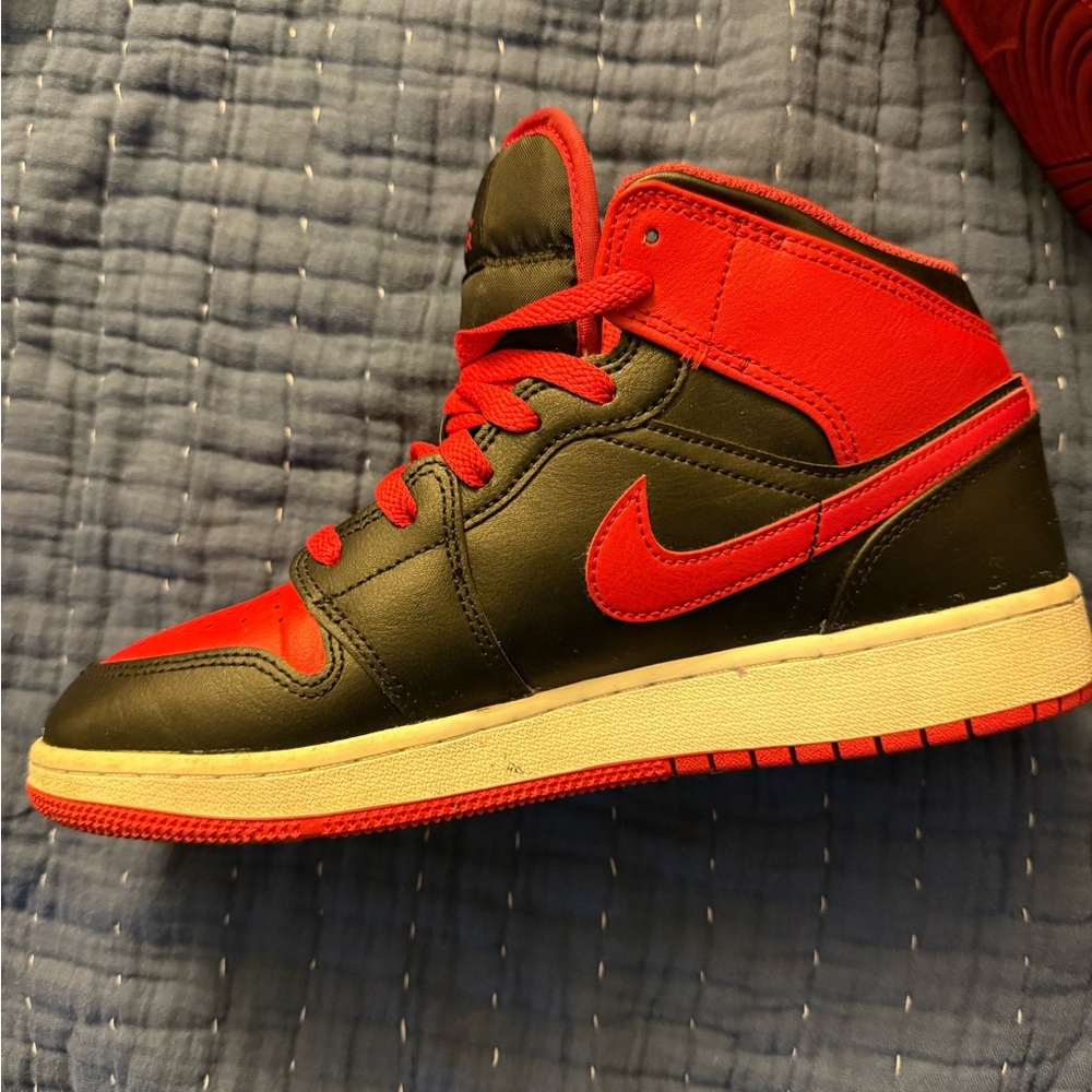 Nike Air Jordan 1 Mid alternate bred